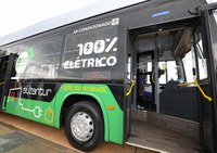 Presidente Jair Bolsonaro e ministro do Meio Ambiente conhecem projeto de ônibus elétrico desenvolvido no Brasil