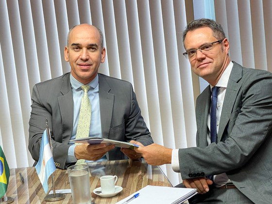 O secretário executivo do MME, Hailton Madureira, e o Ministro Rodrigo Bardoneschi, chefe da seção econômica e comercial da Embaixada da Argentina em Brasília.