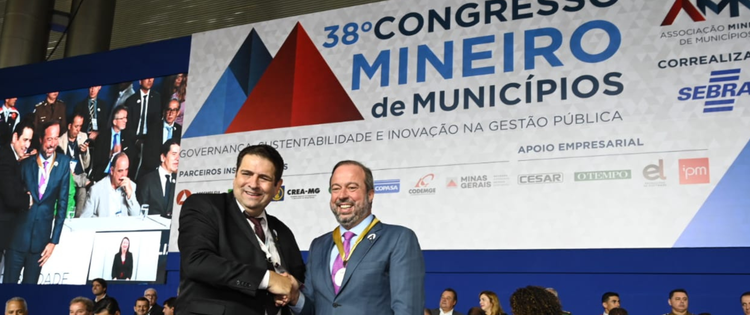 Ministro Alexandre Silveira recebe Medalha do Mérito Municipalista Celso Mello de Azevedo