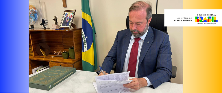 Alexandre Silveira assinando os ofícios.png