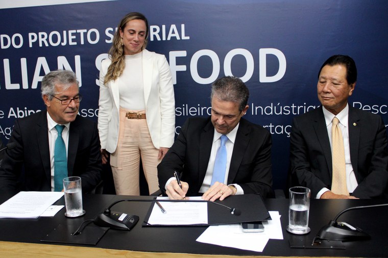 Assinatura do convênio para o projeto Brazilian Seafood. Foto: Enir Rodrigues