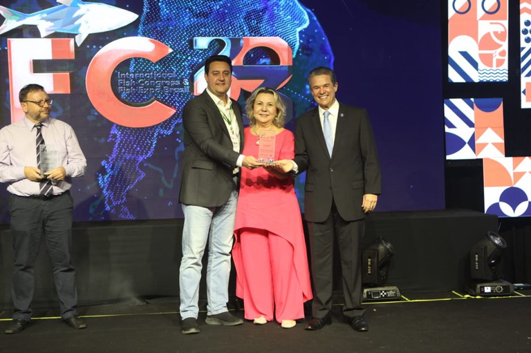 tereza e andré recebem premio IFC