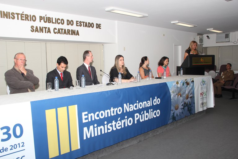 Promotora de Justiça Lindinalva Rodrigues, uma das parceiras da campanha, faz discurso para colegas do Ministério Público Foto: Bianor Rosa