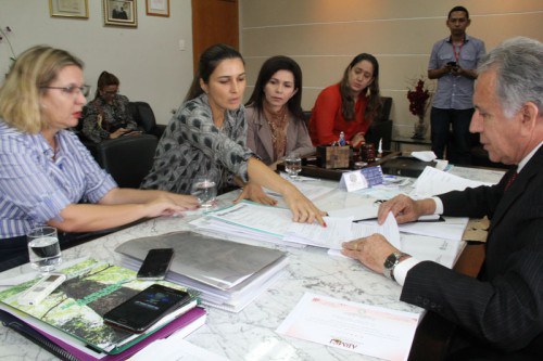 Secretária Rebecca Garcia apresenta dados ao presidente do Tribunal de Justiça Foto: Governo do Estado do AM