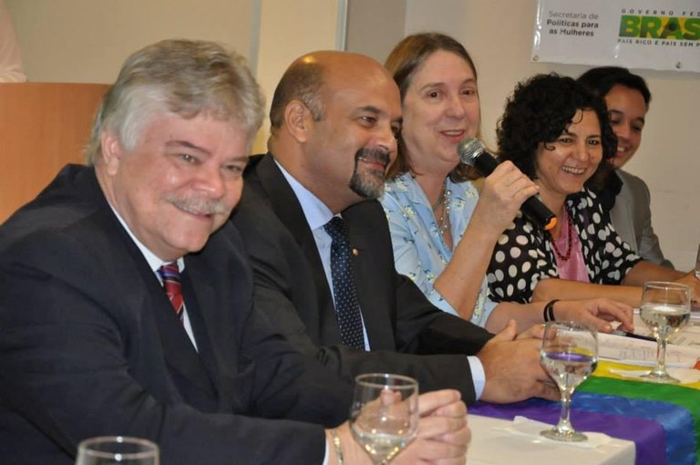 Ao lado da coordenadora-geral de Diversidade da SPM, Lurdinha Rodrigues, secretária Cristina Buarque faz intervenção  Foto: SPM-PE