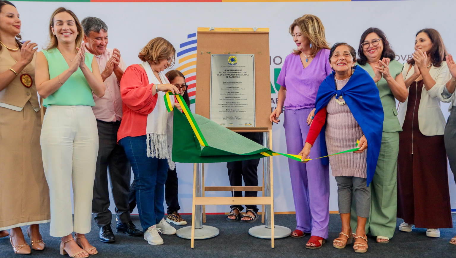 Ministra Cida Gonçalves lança pedra fundamental da Casa da Mulher Brasileira de Parnaíba (PI)