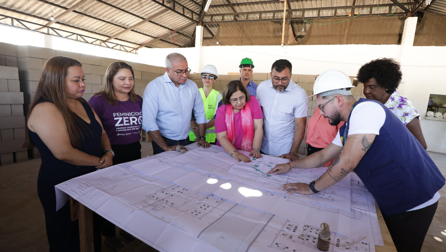 Ministra Cida Gonçalves visita terreno da Casa da Mulher Brasileira em Manaus/AM