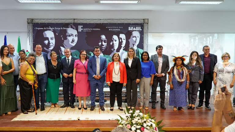 Em Cuiabá/MT, ministra Cida Gonçalves conhece programa de qualificação profissional para mulheres