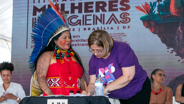 Cida Gonçalves e Sonia Guajajara na Marcha das Mulheres Indígenas