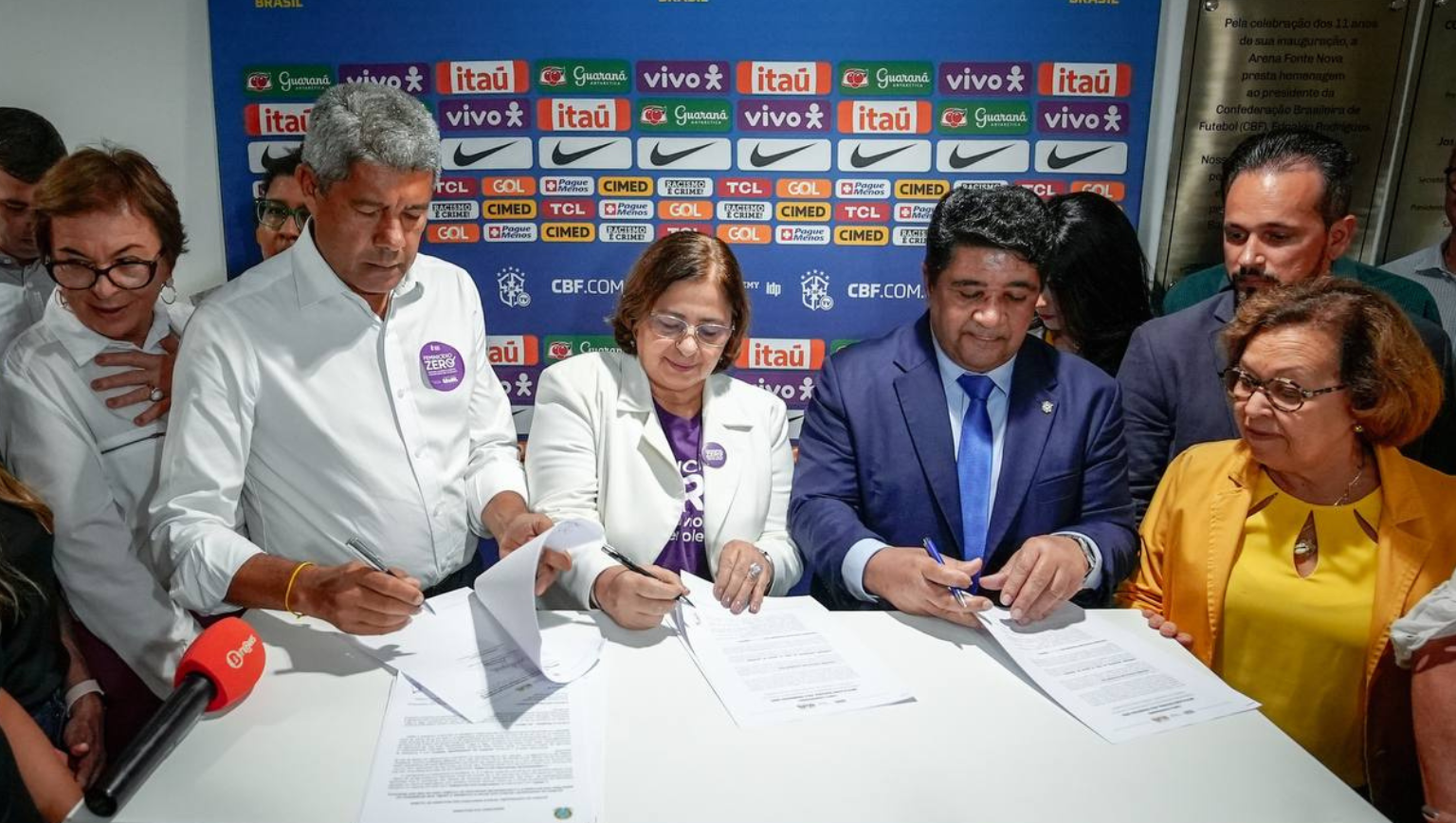 Cerimônia de assinatura aconteceu durante o jogo da Seleção Brasileira na Arena Fonte Nova, em Salvador/BA, com a presença da ministra das Mulheres, do presidente da CBF e do governador da Bahia