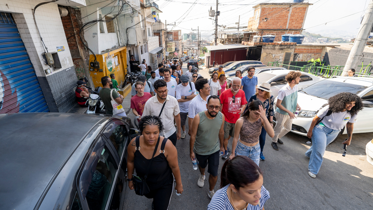 Comitiva realiza caminhada e visita pontos sensíveis no Complexo do Alemão