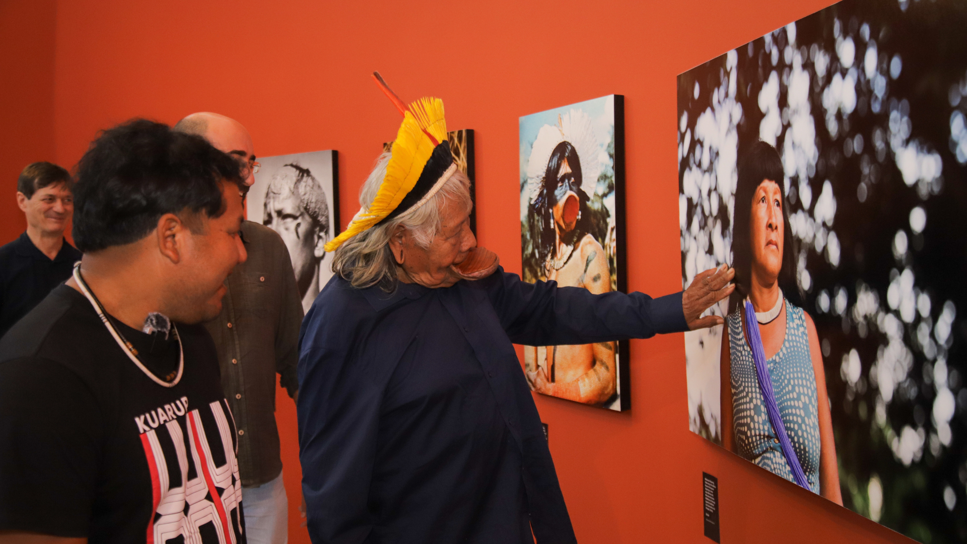 Em visita ao Centro Audiovisual, Cacique Raoni destaca a importância da cultura indígena