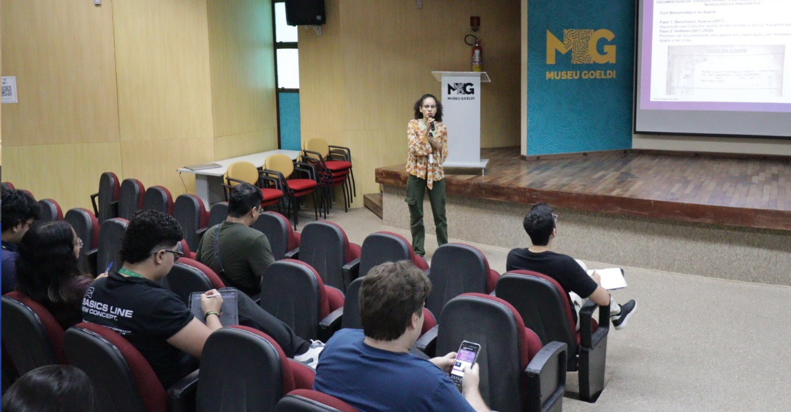 Um grupo de estudantes posa para foto num auditório