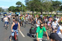 Aniversário do Ibram leva dezenas de ciclistas às ruas de Brasília