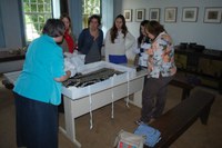 Representante do ICOM visita coleção de indumentária do Museu Casa da Hera