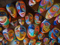 Máscaras e bonecos de carnaval em exposição no Forte Defensor Perpétuo