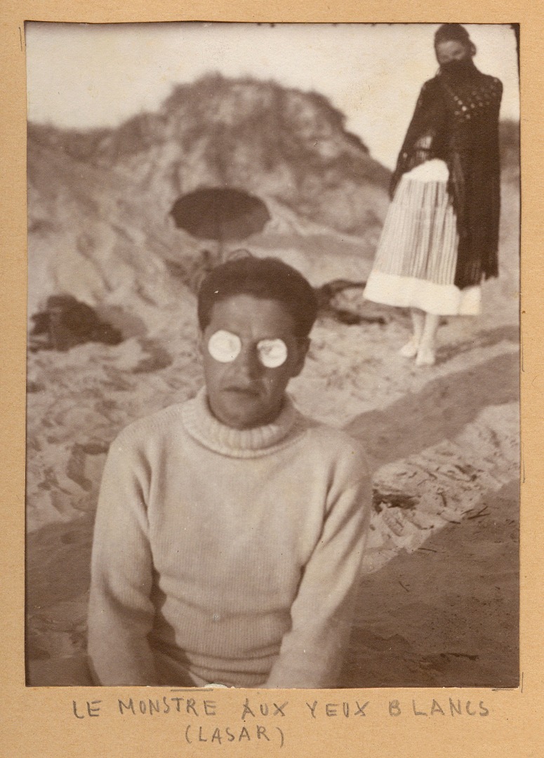 Lasar Segall e, ao fundo, sua primeira esposa Margarete, na praia, em Hiddensee, 1922