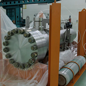 Imagem da galeria de imagem da página Nuclear. A imagem mostra um equipamento já produzido e alocado para transporte no interior de uma fábrica.