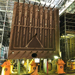 Imagem da galeria de imagem da página Nuclear. A imagem mostra um grande equipamento guardado em uma área da fábrica e aguardando transporte.