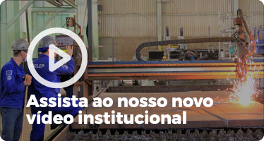 Visão de 2 funcionários da Nuclep realizando o trabalho de corte de uma chapa de aço utilizanado um equipamento. Ambos utilizam uniforme e acessórios de segurança.