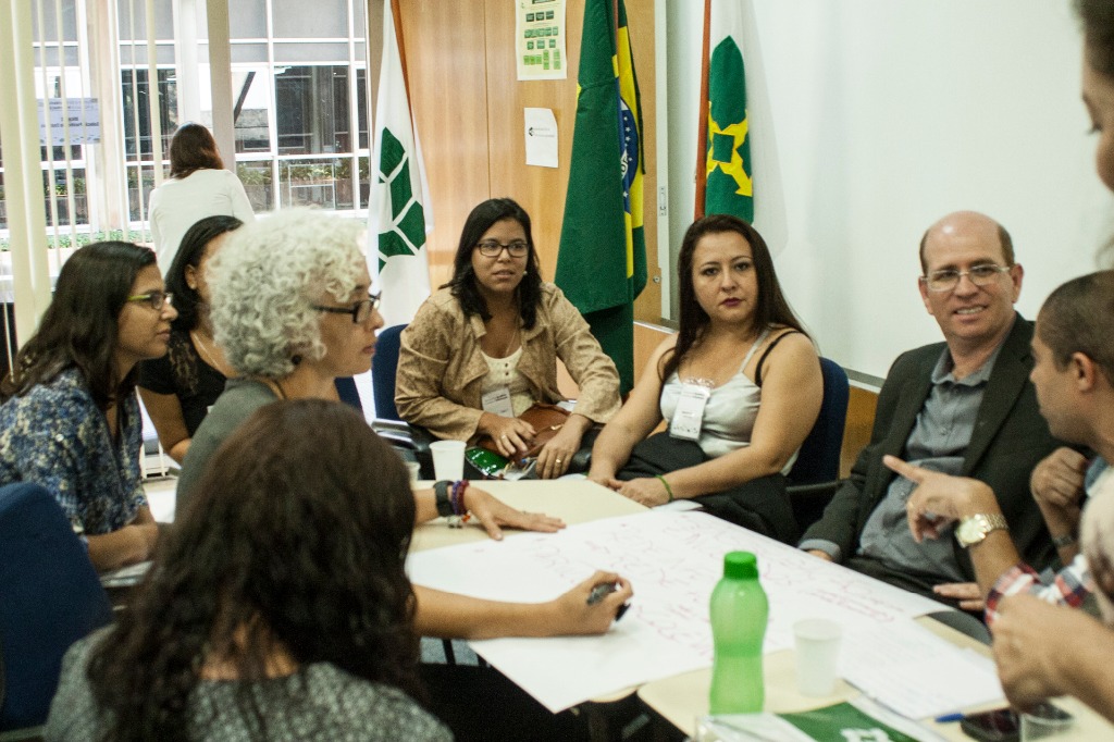 Oficina de solução pacífica de conflitos - grupo compartilhando ideias durante a atividade