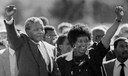 Após 27 anos preso, no dia 11 de fevereiro de 1990, Nelson Mandela foi libertado