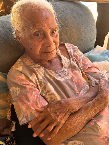 Mãe Joana Benedita, 99 anos, líder espiritual do quilombo