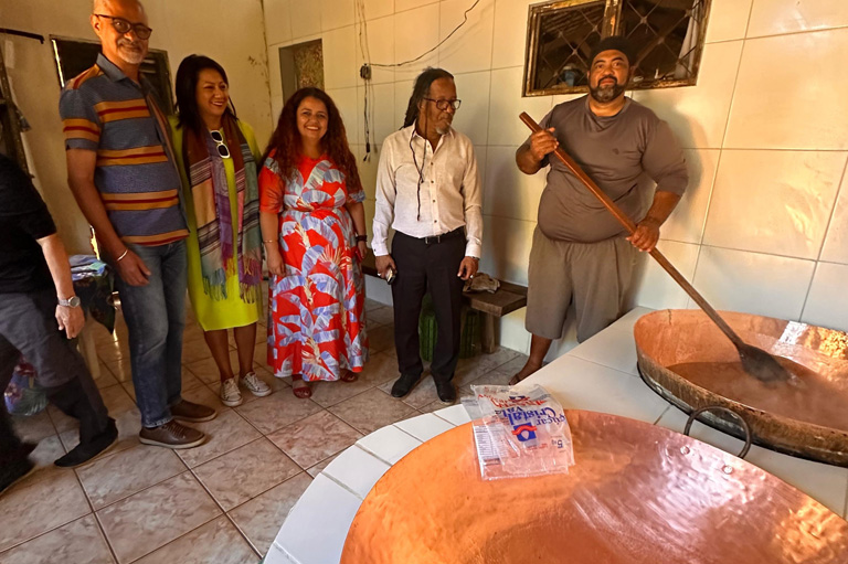 A comitiva da Palmares, observando o preparo da marmelada