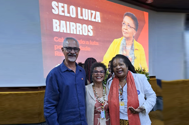 O presidente substituto da Palmares, Nelson Mendes, com a diretora Cida Santos (C) e a socióloga Vilma Reis