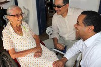 Dona Canô, mãe de Caetano Veloso e Maria Bethânia, morre aos 105 anos