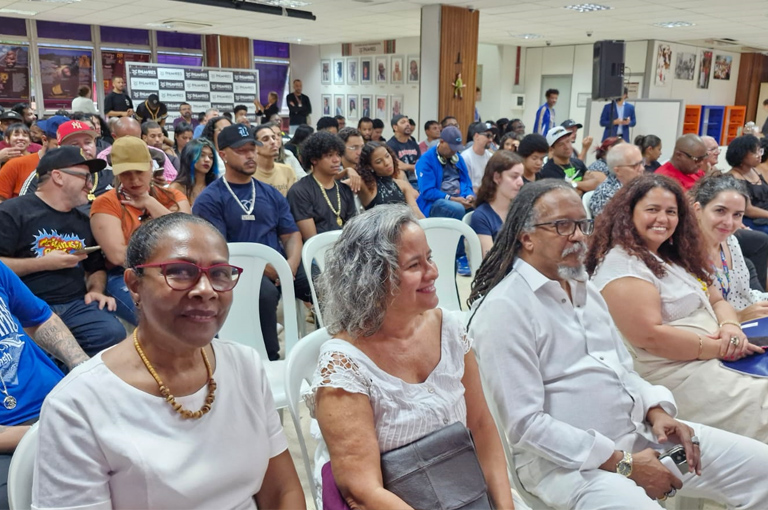 Aspecto da diversificada plateia do Palmares canta, conta e dança 