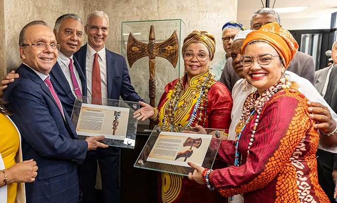 Presidente do TJRJ, Des. Ricardo Rodrigues Cardozo; Humberto Adami Santos Junior, presidente da Comissão da Igualdade Racial do Instituto dos Advogados do Brasil; Des. Wagner Cinelli, presidente do Comitê de Promoção da Igualdade de Gênero e de Prevenção e Enfrentamento dos Assédios Moral e Sexual e da Discriminação do TJRJ; Mãe Márcia d'Óxum, filha de Mãe Menininha do Gantois; e Arethuza Dória de Omidayè, membro da Comissão Estadual da Verdade da Escravidão Negra no Brasil da OAB-RJ.