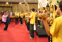 Orquestra de berimbau toca para mestres de capoeira