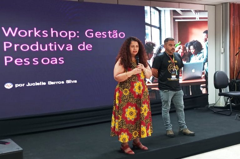 A diretora Flávia Costa prestigiou o evento [na foto, com Carlos Eduardo, da CGI/Palmares)