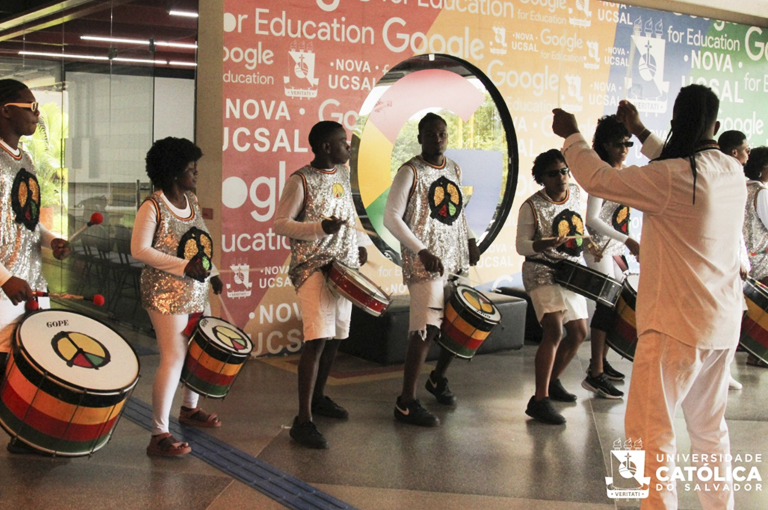 A banda da agremiação afro-brasileira Olodum animou a solenidade