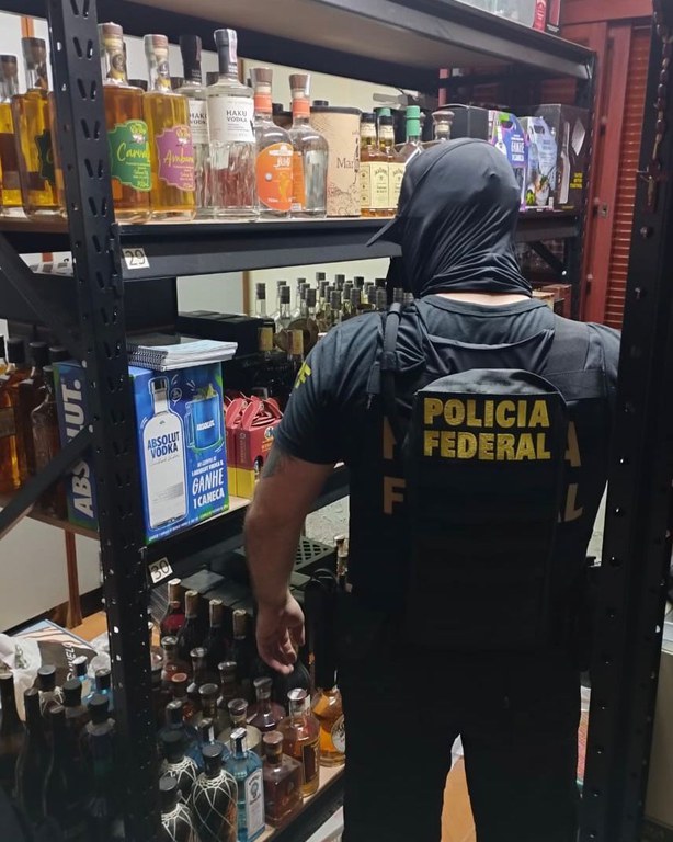 Pf Apreende Bebidas Importadas Ilegalmente Em Porto Alegre Rs — Polícia