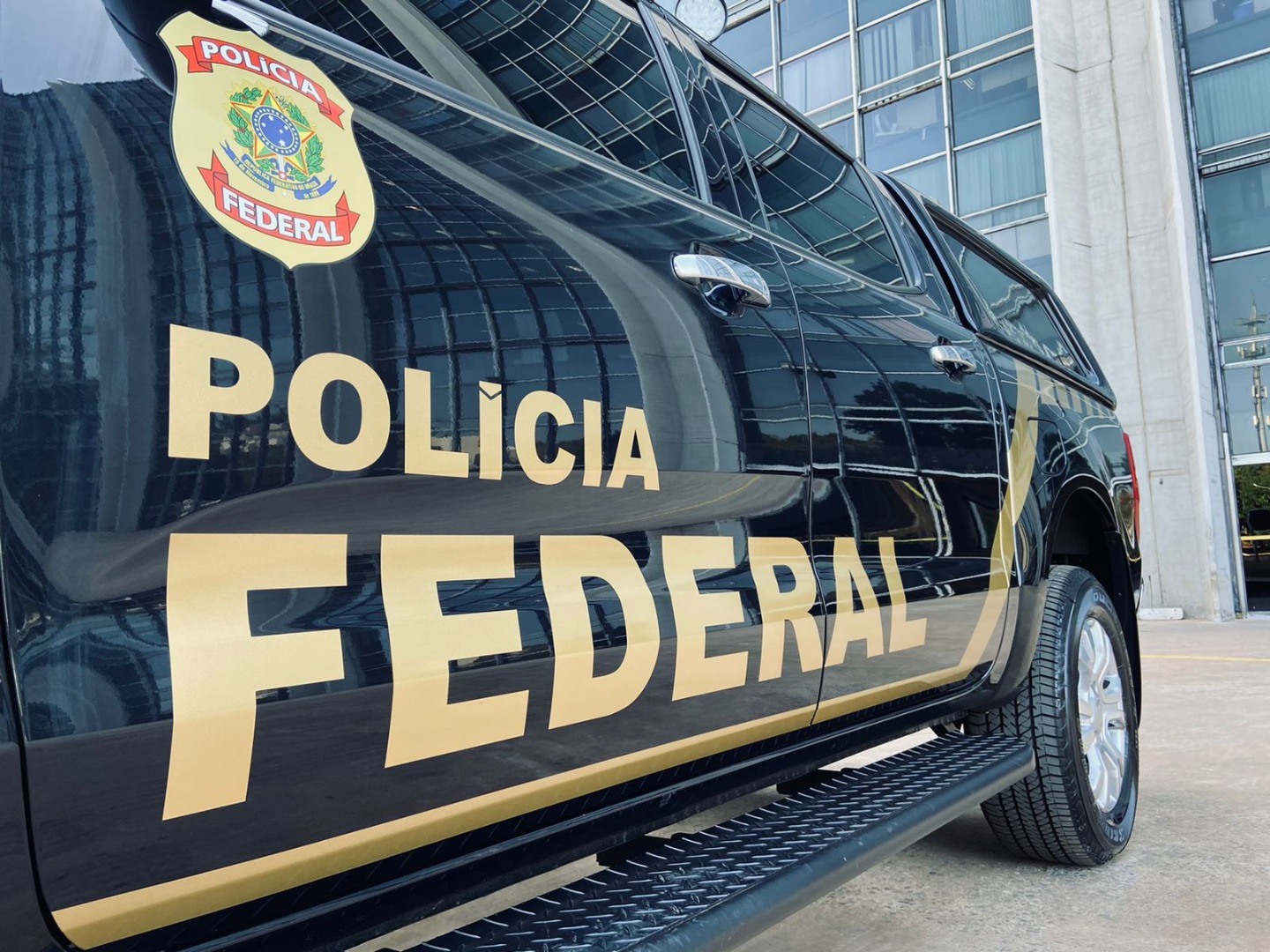 Pf E Bpfron Prendem Homem Por Contrabando No Pr — Polícia Federal