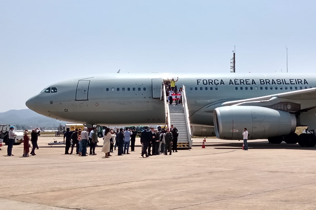 First flight with Brazilians and family members from Lebanon lands in SP with 229 individuals, three pets