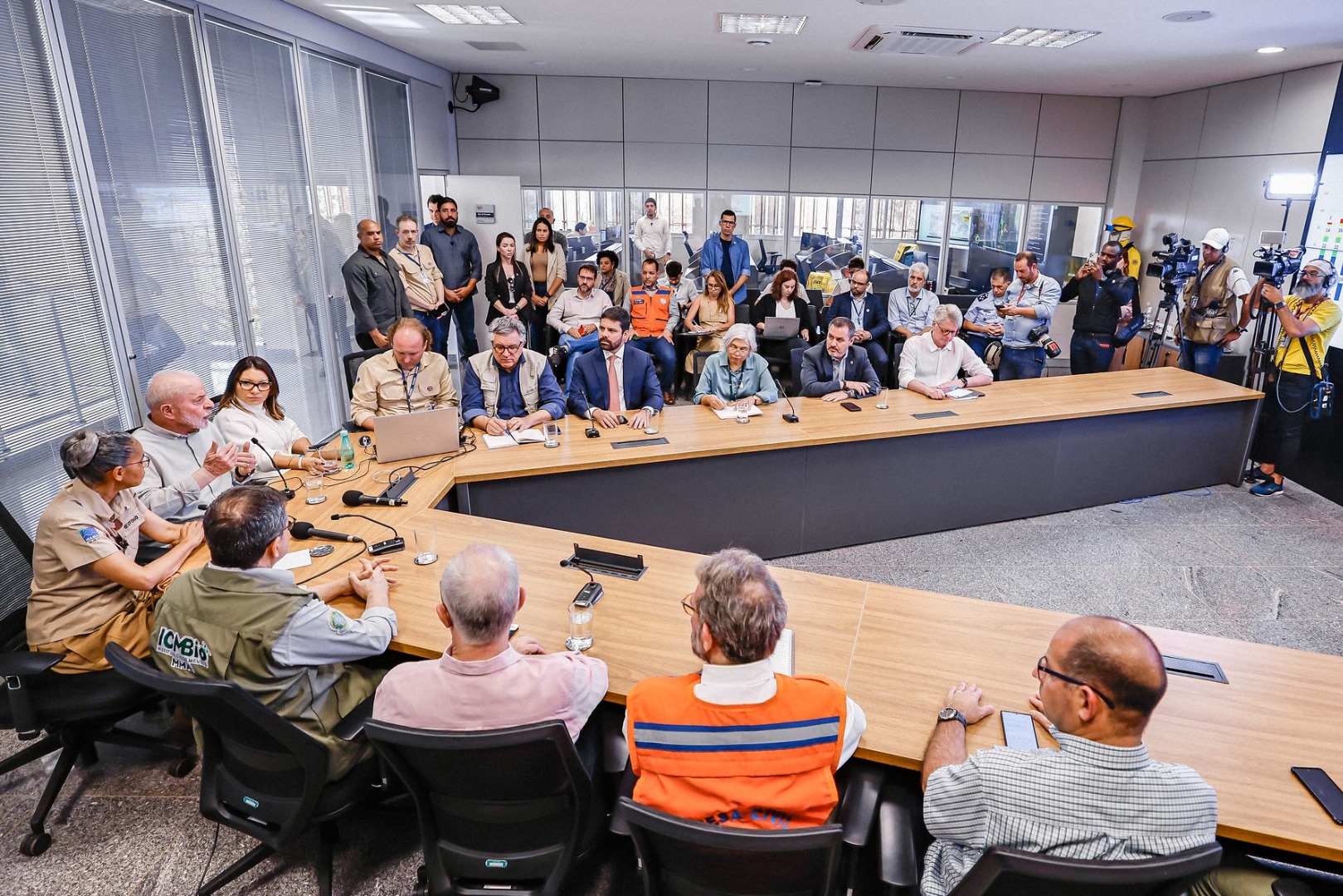 The president, along with Minister Marina Silva, visited the forest wildfire monitoring center in Brasilia on Sunday (25)