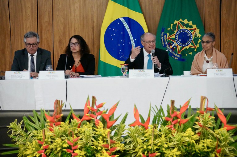 Governo Federal anuncia queda no desmatamento na Amazônia e no Cerrado e assina pacto para prevenção