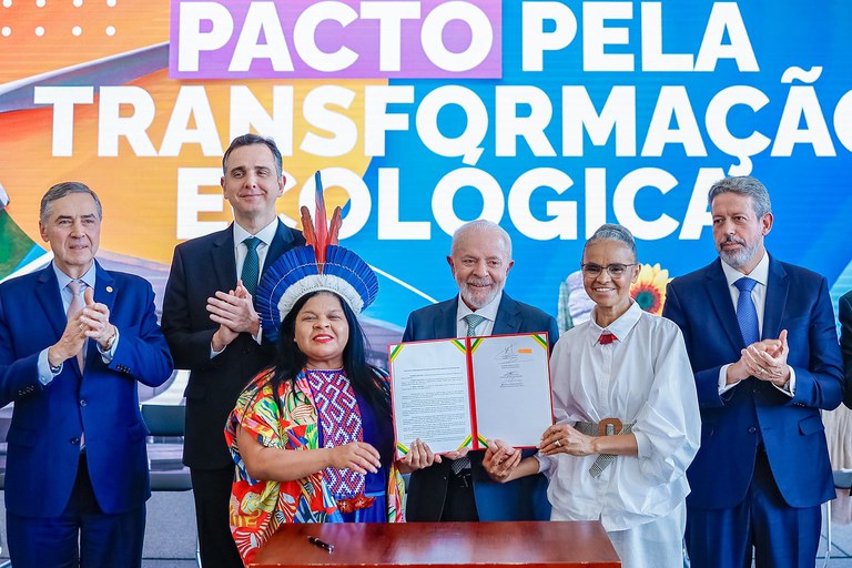 El presidente Lula firma un Pacto por la Transformación Ecológica entre los tres poderes del Estado