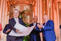 Lula firma y le entrega el diploma del Premio Camões a Chico Buarque