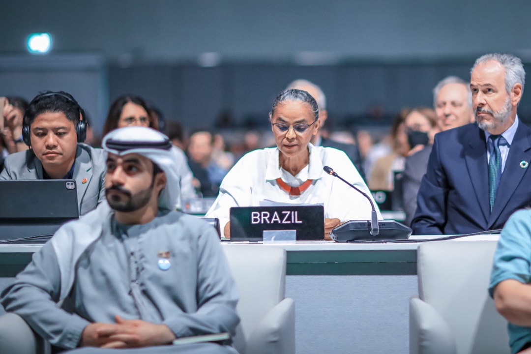La ministra Marina Silva, jefa de la delegación brasileña en Dubái, durante la reunión que oficializó la primera COP en una ciudad amazónica. Foto: Estevam/Audiovisual/PR