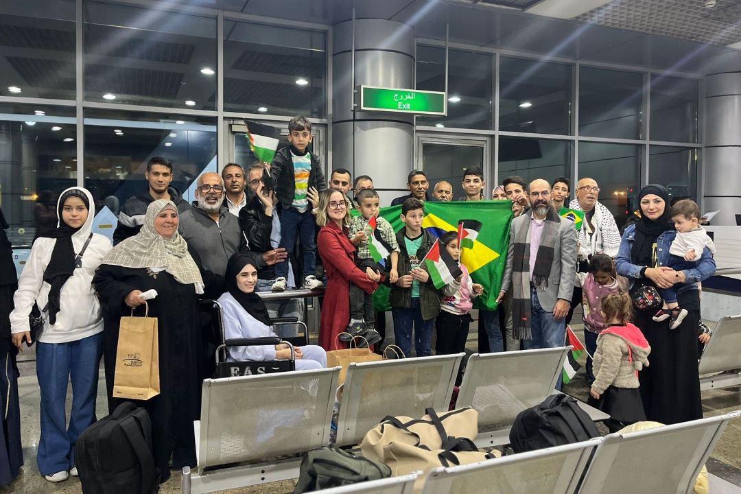 Grupo de repatriados saliendo del aeropuerto de El Cairo, Egipto. Foto: GOV BR / Divulgación