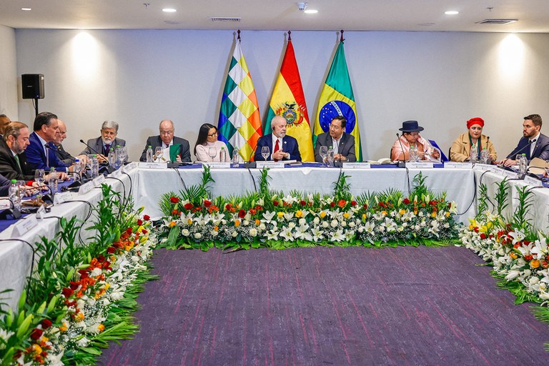 Los ministros y los presidentes de las empresas Petrobras y APEX participan en una reunión ampliada con las autoridades bolivianas y debaten sobre los avances en ámbitos como la agropecuaria, la infraestructura, la energía y el medio ambiente