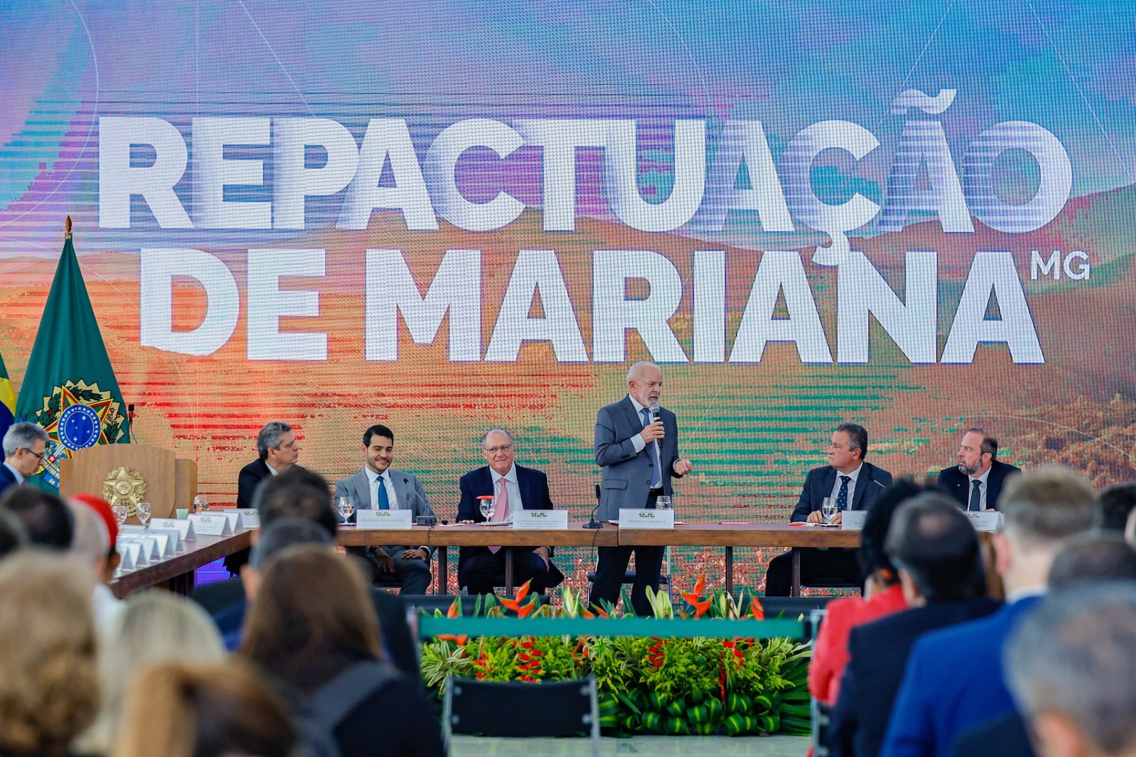 El evento celebrado en el Palacio de Planalto marcó la renegociación con las empresas y la búsqueda de reparación por la tragedia medioambiental de Mariana, Minas Gerais, la mayor de la historia de Brasil, que tuvo lugar el 5 de noviembre de 2015