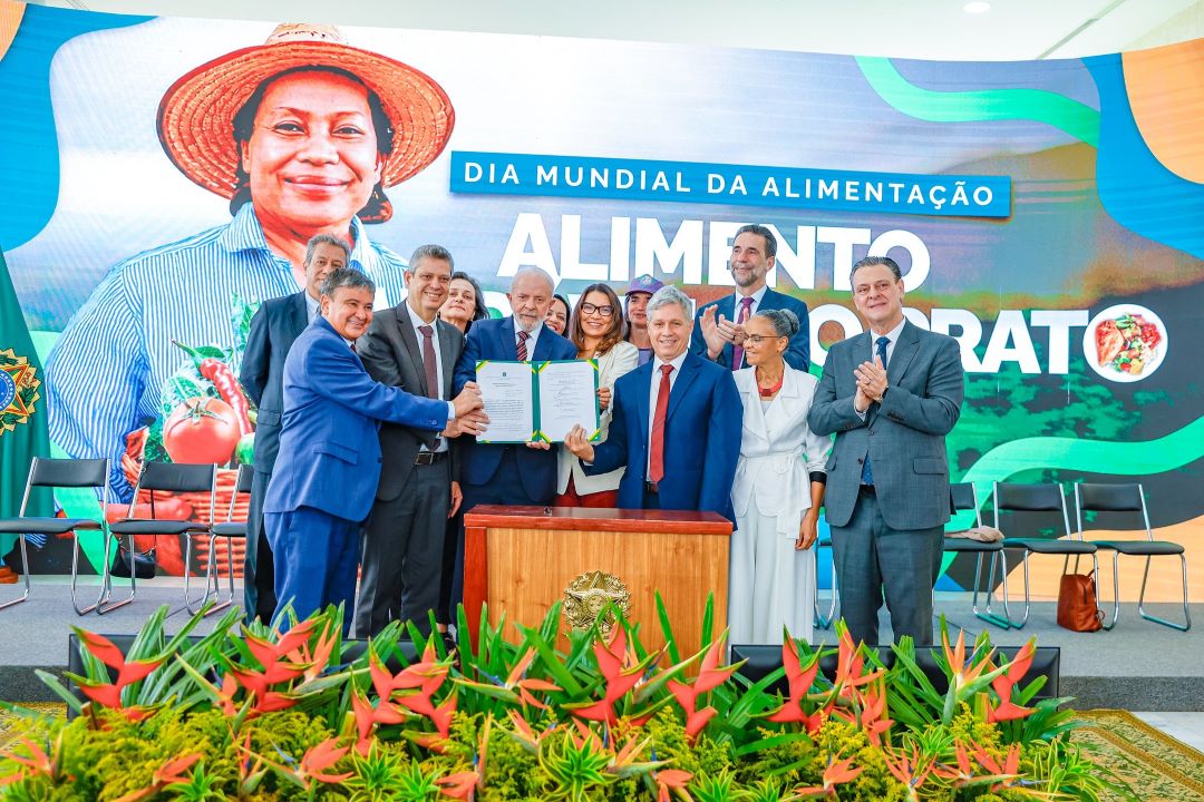 El presidente Lula participa en una serie de anuncios para garantizar una alimentación más saludable para todos los brasileños, así como una producción más sostenible que dé prioridad a la agricultura familiar y a los pequeños productores