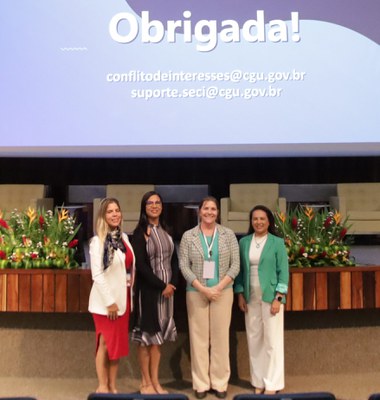 Da esquerda para direita: Ana Maria Melo Duarte Guimarães, Coordenadora-Geral de Análise de Conflito de Interesses da SECEP;  Isabella Brito, Coordenadora-Geral de Prevenção a Conflito de Interesses da CGU; Clarice Knihs, Secretária-Executiva da CEP; e Renata Alves de Figueiredo, Diretora de Promoção da Integridade Pública da CGU.