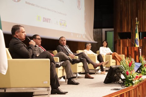 Da esquerda para direita: Edson Leonardo Sá Teles, Conselheiro da CEP; Ricardo Wagner de Araújo, Corregedor-Geral da União; Manoel Caetano Ferreira Filho, Presidente da CEP; Eveline Martins Brito, Secretária-Executiva da CGU; e Ariana Frances Carvalho de Souza, Ouvidora-Geral da União. 