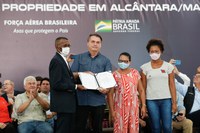 Demanda de mais de 40 anos, famílias recebem títulos de propriedade em Alcântara (MA)